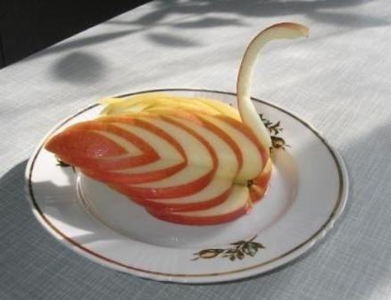 Карвинг лебедь из яблок